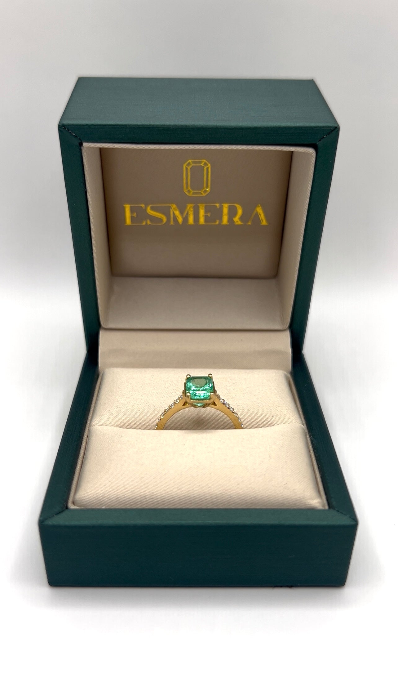 Anillo Verde Eterno – Esmeralda Colombiana Natural 1.75 ct Mina Muzo con Diamantes en Oro Amarillo 18k