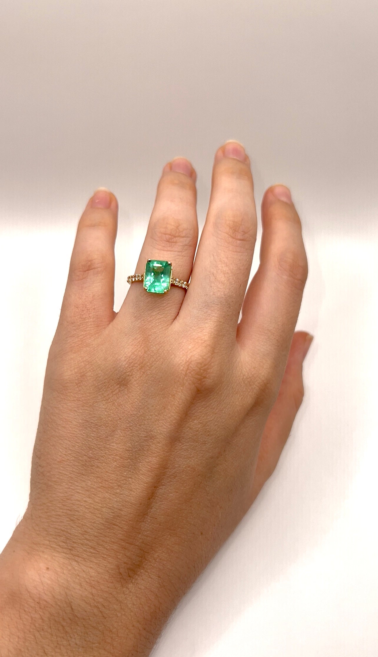 Anillo Verde Eterno – Esmeralda Colombiana Natural 2.41 ct Mina Muzo con Diamantes en Oro Amarillo 18k