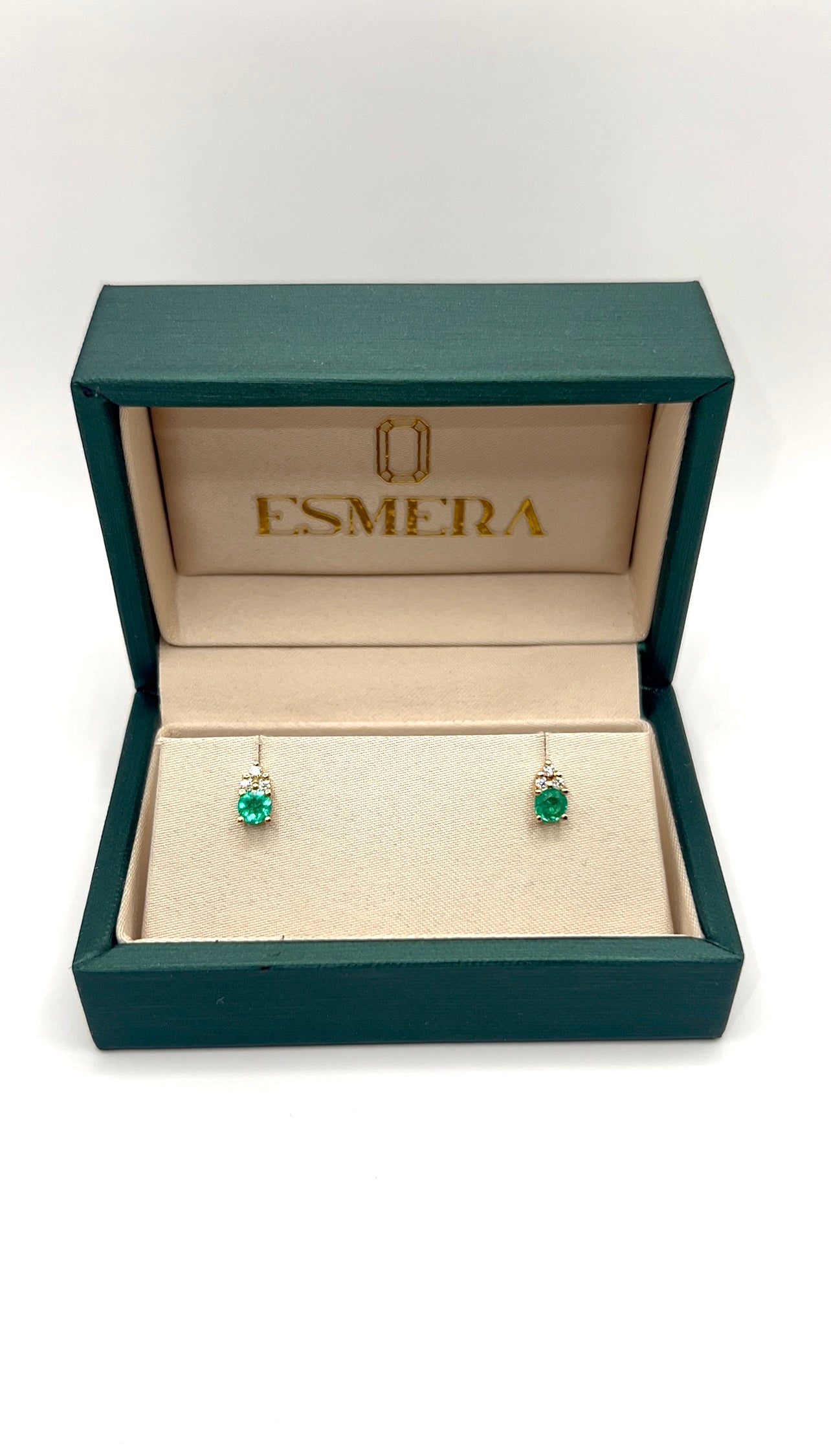 Aretes Muzo Real – Esmeraldas Colombianas con Triángulo de Diamantes en Oro Amarillo 18k