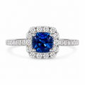 Anillo Blue Majesty - Zafiro Azul Natural 0,78 ct y Pavè de Diamantes en Oro Blanco 18k
