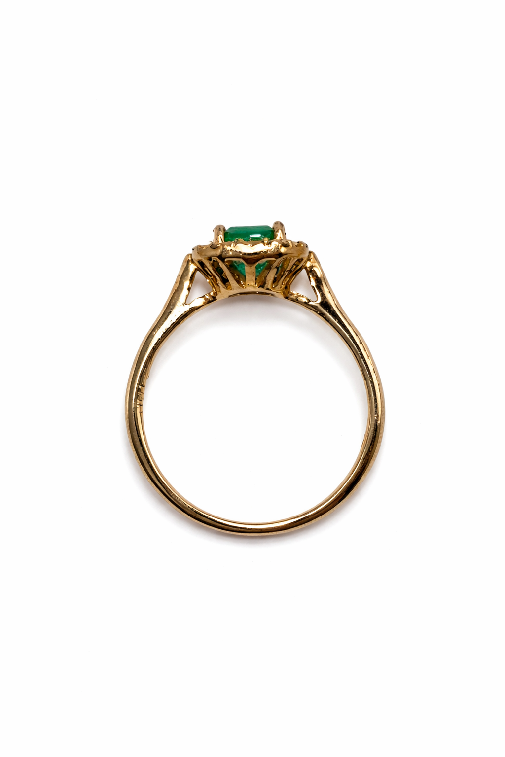 Anillo Muzo Colonial – Esmeralda Colombiana Natural Talla Esmeralda con Halo de Diamantes en Oro Amarillo 18k