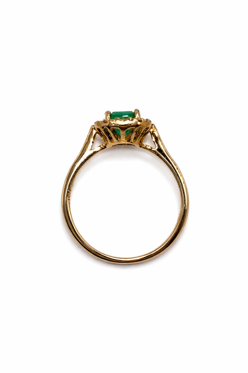 Anillo Muzo Colonial – Esmeralda Colombiana Natural Talla Esmeralda con Halo de Diamantes en Oro Amarillo 18k