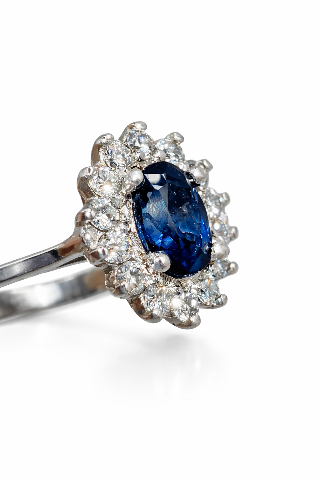 Anillo Zafiro Royal Blue – Zafiro Azul Natural Ovalado con Halo de Diamantes en Oro Blanco 18k