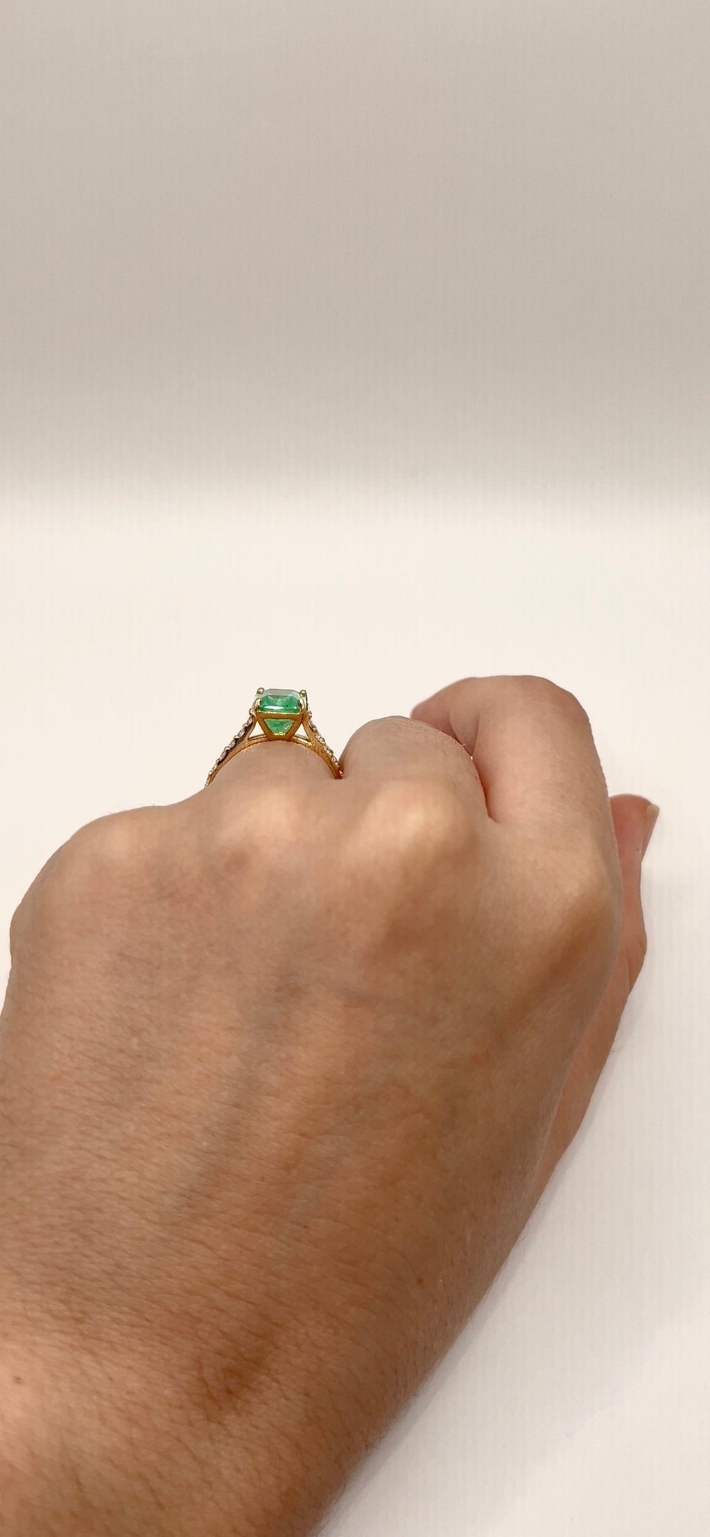 Anillo Verde Eterno – Esmeralda Colombiana Natural 2.41 ct Mina Muzo con Diamantes en Oro Amarillo 18k