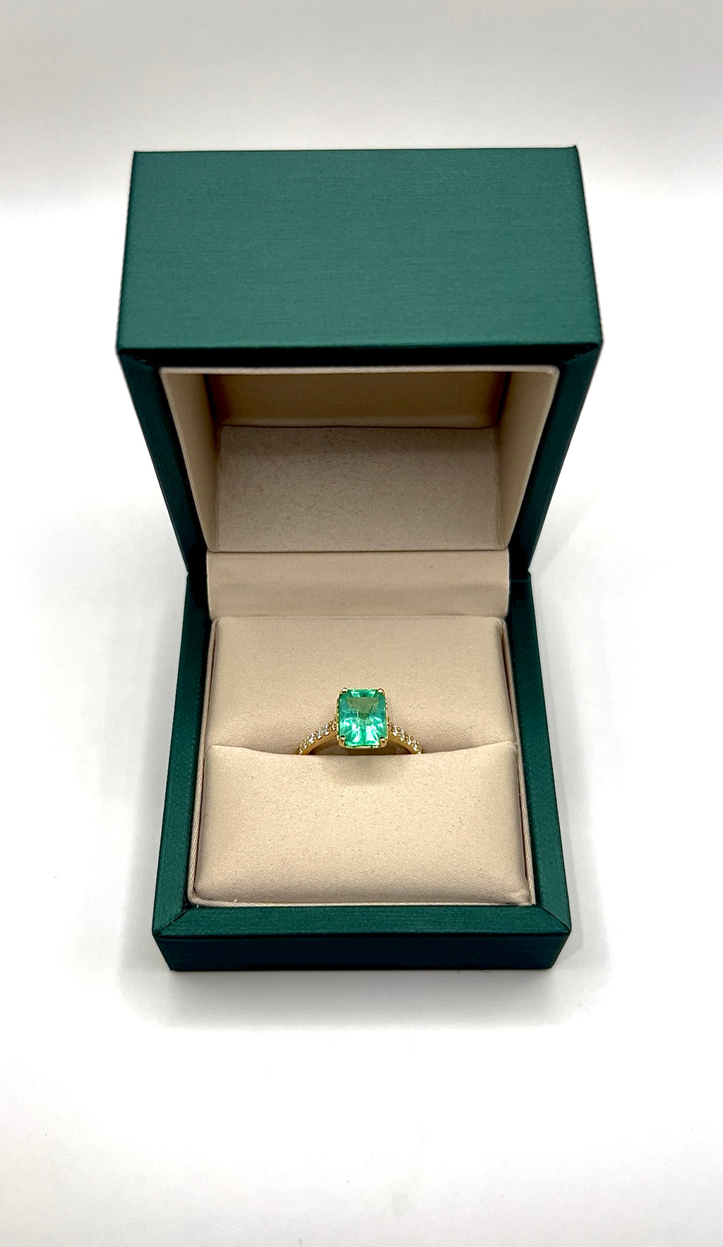 Anillo Verde Eterno – Esmeralda Colombiana Natural 2.41 ct Mina Muzo con Diamantes en Oro Amarillo 18k