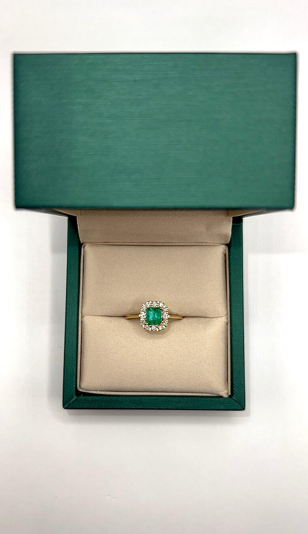 Anillo Muzo Colonial – Esmeralda Colombiana Natural Talla Esmeralda con Halo de Diamantes en Oro Amarillo 18k