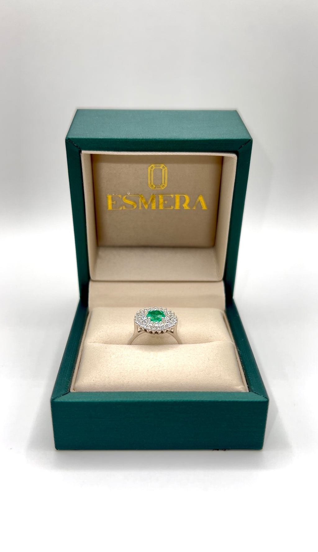 Anillo Alas de Mariposa – Esmeralda Colombiana con Efecto Gota de Aceite y Doble Halo de Diamantes