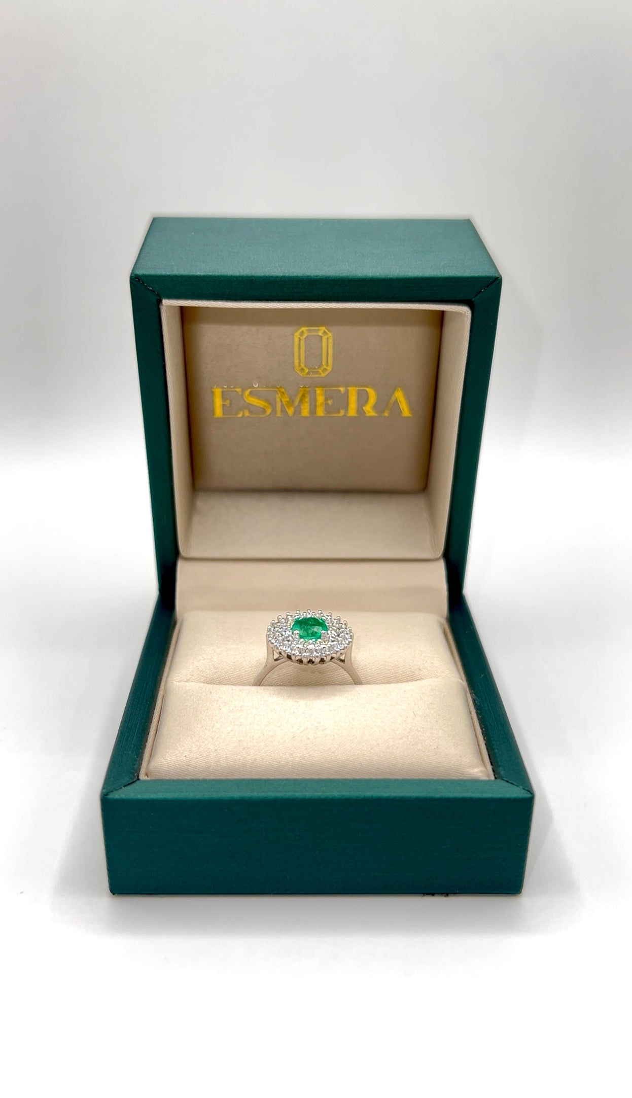 Anillo Alas de Mariposa – Esmeralda Colombiana con Efecto Gota de Aceite y Doble Halo de Diamantes