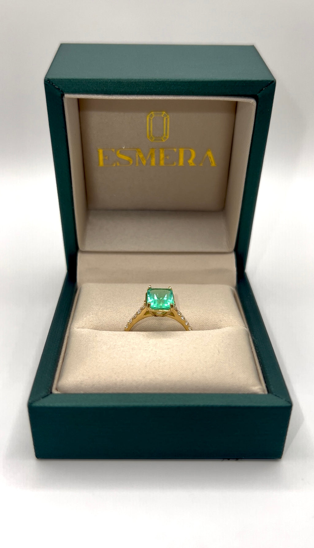 Anillo Verde Eterno – Esmeralda Colombiana Natural 2.41 ct Mina Muzo con Diamantes en Oro Amarillo 18k