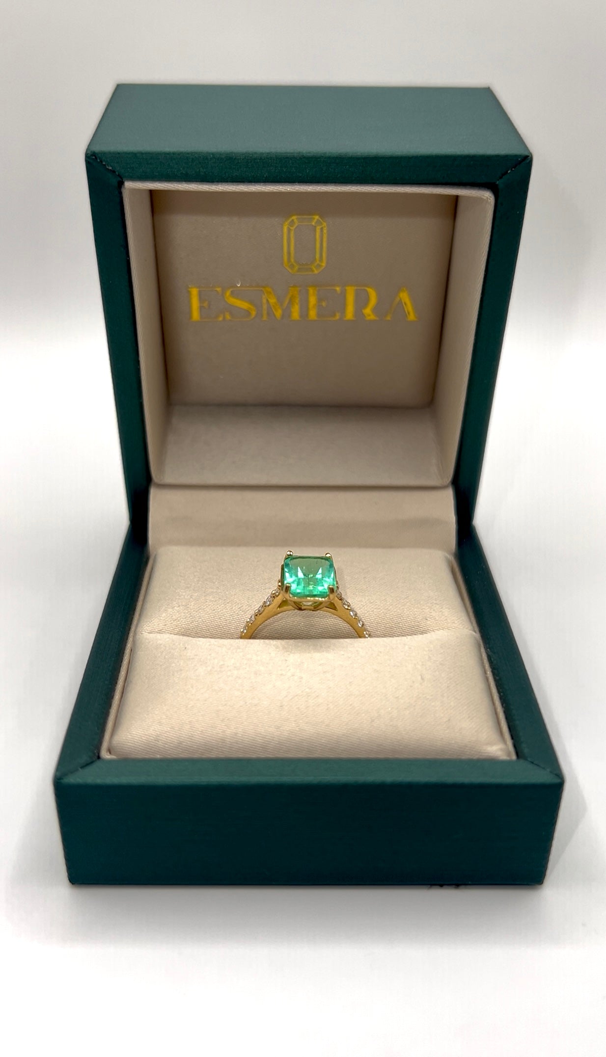 Anillo Verde Eterno – Esmeralda Colombiana Natural 2.41 ct Mina Muzo con Diamantes en Oro Amarillo 18k