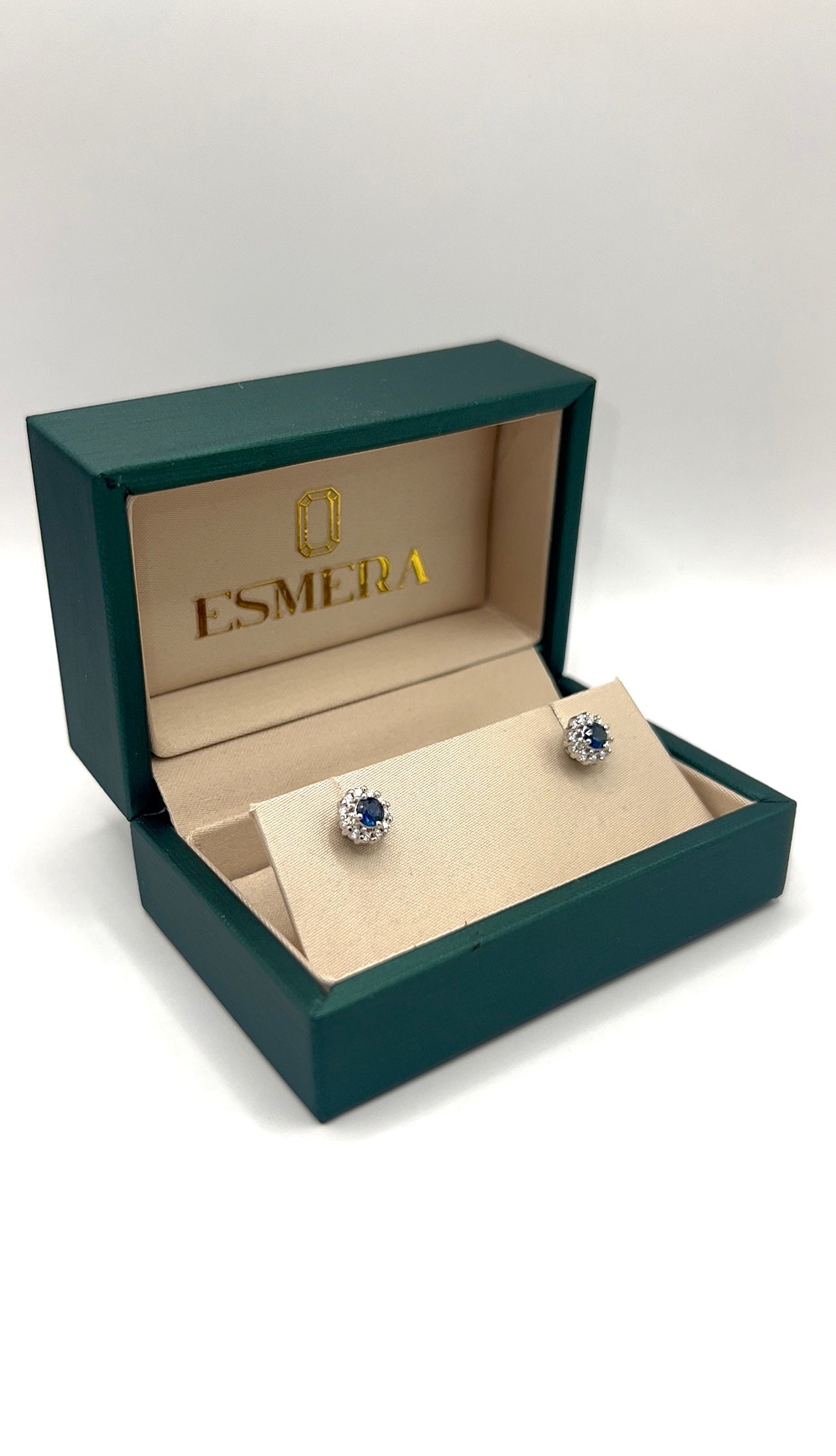 Aretes Studs Zafiro Azul con Halo de Diamantes – Zafiros Naturales en Oro Blanco 18k