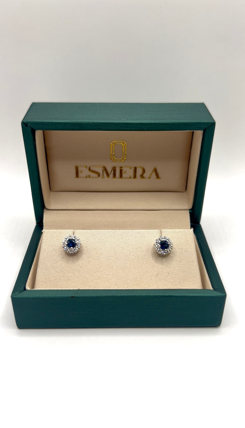 Aretes Studs Zafiro Azul con Halo de Diamantes – Zafiros Naturales en Oro Blanco 18k