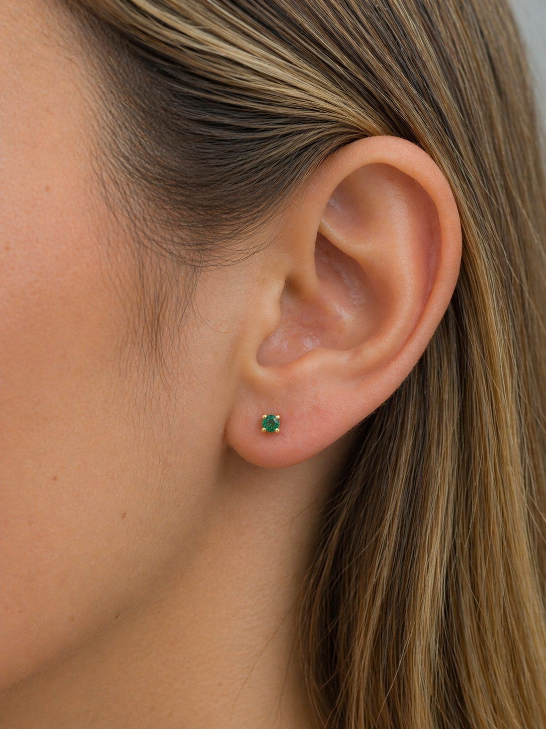 Studs Jaquets Fiore – Esmeraldas Colombianas con Halo Floral de Diamantes Desmontable en Oro Amarillo 18k