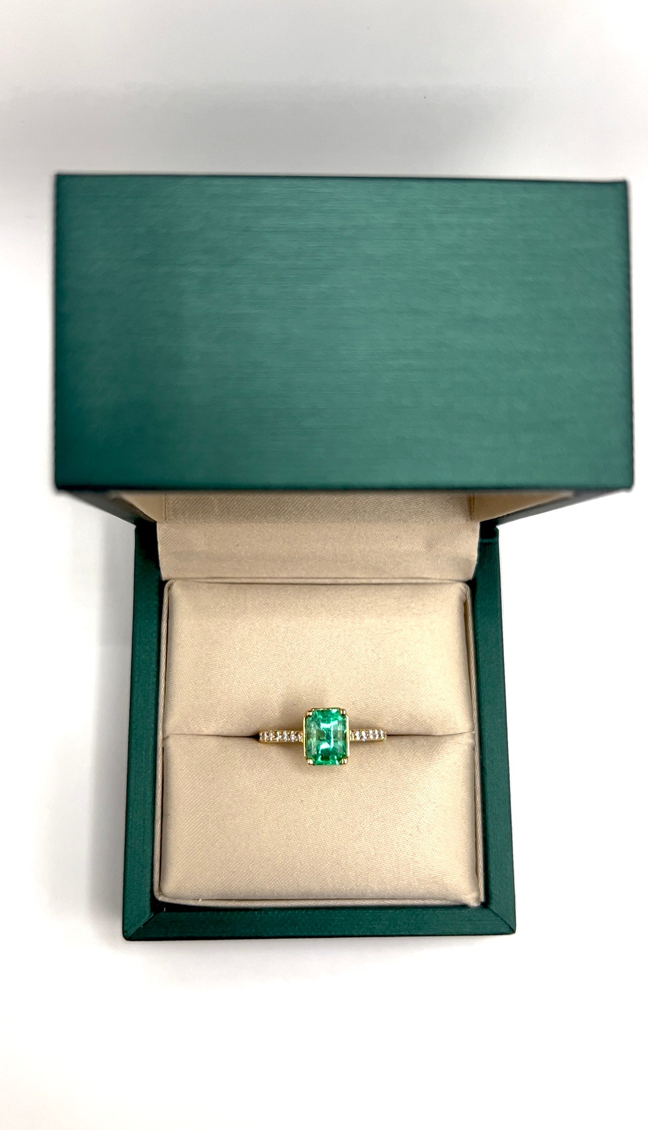 Anillo Verde Eterno – Esmeralda Colombiana Natural 1.75 ct Mina Muzo con Diamantes en Oro Amarillo 18k