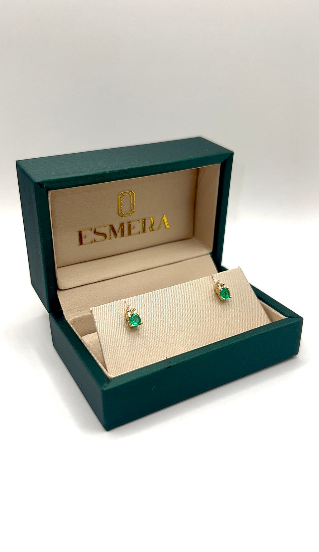 Aretes Muzo Real – Esmeraldas Colombianas con Triángulo de Diamantes en Oro Amarillo 18k
