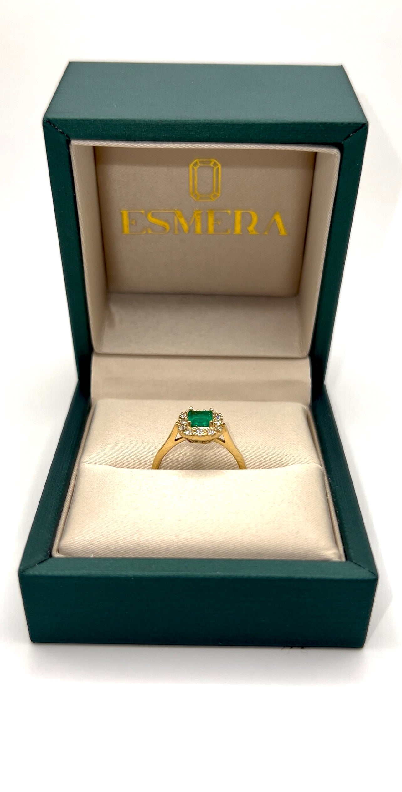 Anillo Muzo Colonial – Esmeralda Colombiana Natural Talla Esmeralda con Halo de Diamantes en Oro Amarillo 18k