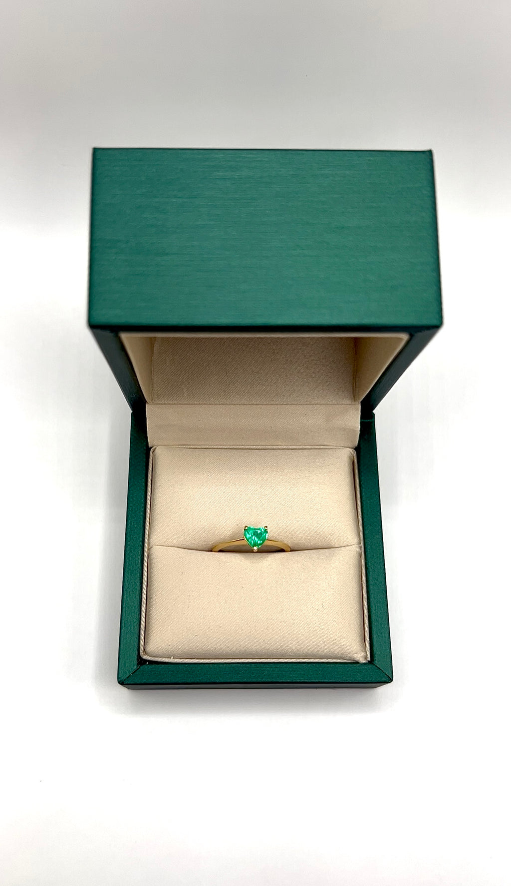 Anillo Corazón Munay – Esmeralda Colombiana Natural Talla Corazón en Oro Amarillo 18k