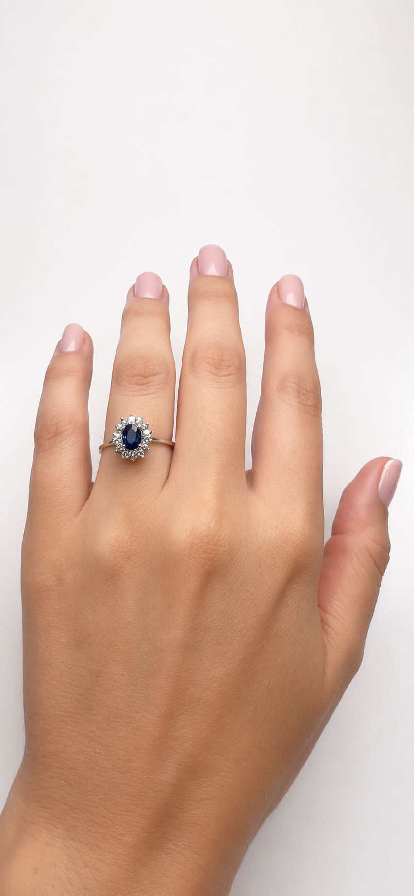 Anillo Zafiro Royal Blue – Zafiro Azul Natural Ovalado con Halo de Diamantes en Oro Blanco 18k