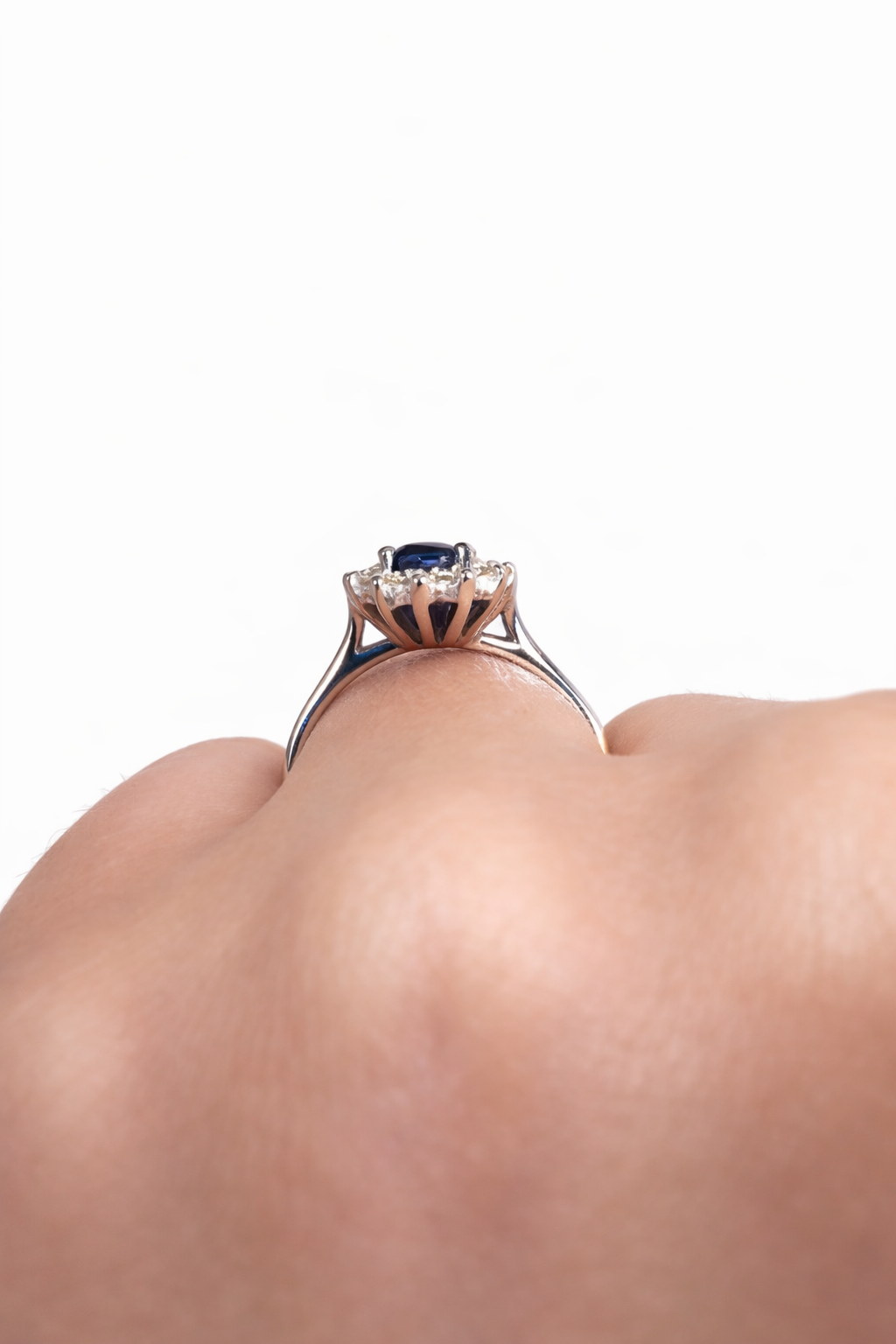 Anillo Zafiro Royal Blue – Zafiro Azul Natural Ovalado con Halo de Diamantes en Oro Blanco 18k