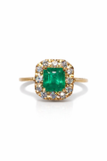 Anillo Muzo Colonial – Esmeralda Colombiana Natural Talla Esmeralda con Halo de Diamantes en Oro Amarillo 18k