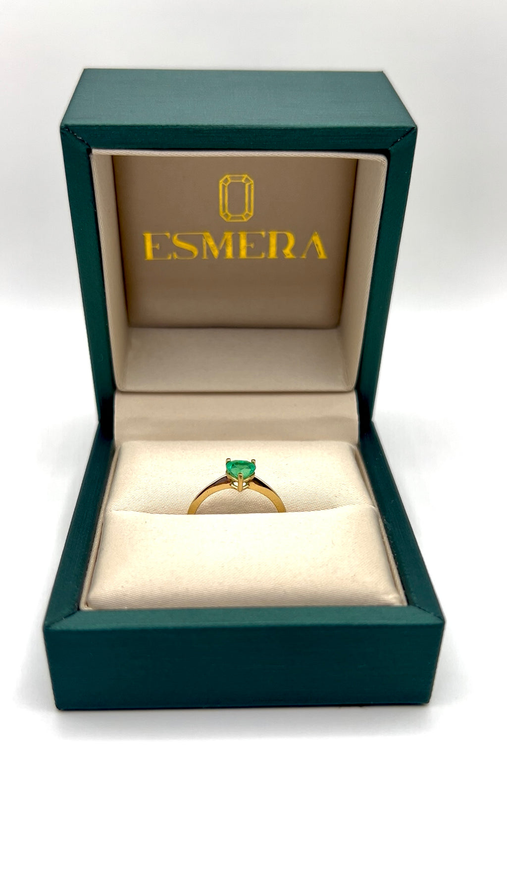 Anillo Corazón Munay – Esmeralda Colombiana Natural Talla Corazón en Oro Amarillo 18k