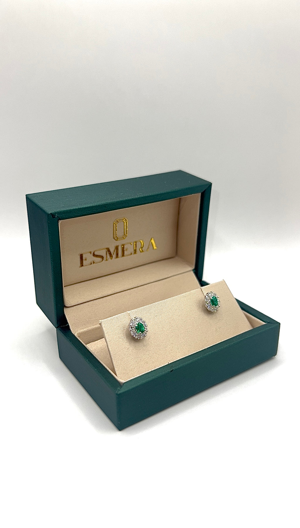 Aretes Muzo Royale – Esmeraldas Colombianas Naturales Ovaladas con Halo de Diamantes en Oro Blanco 18k