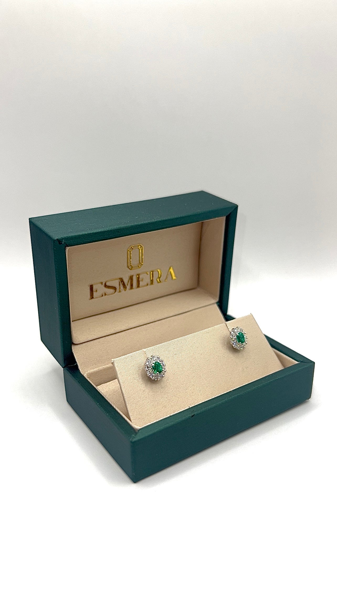 Aretes Muzo Royale – Esmeraldas Colombianas Naturales Ovaladas con Halo de Diamantes en Oro Blanco 18k