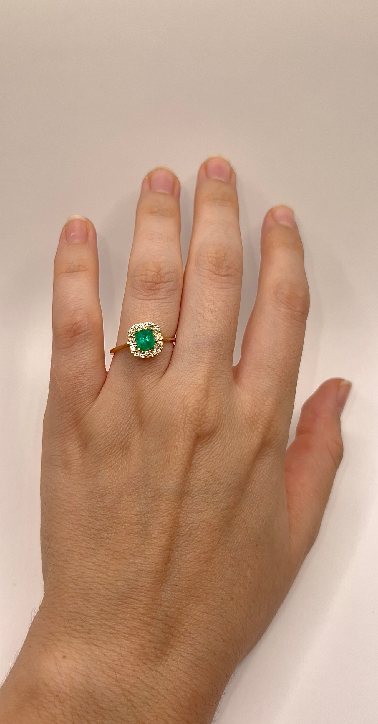Anillo Muzo Colonial – Esmeralda Colombiana Natural Talla Esmeralda con Halo de Diamantes en Oro Amarillo 18k