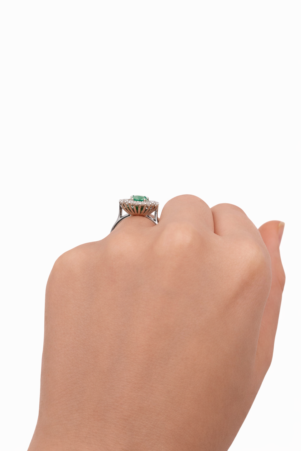 Anillo Alas de Mariposa – Esmeralda Colombiana con Efecto Gota de Aceite y Doble Halo de Diamantes