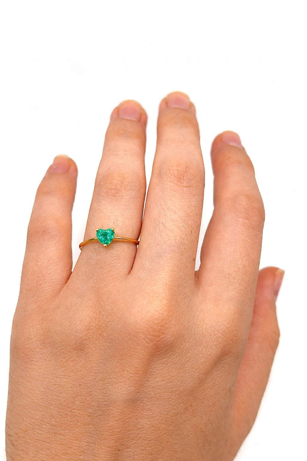 Anillo Corazón Munay – Esmeralda Colombiana Natural Talla Corazón en Oro Amarillo 18k
