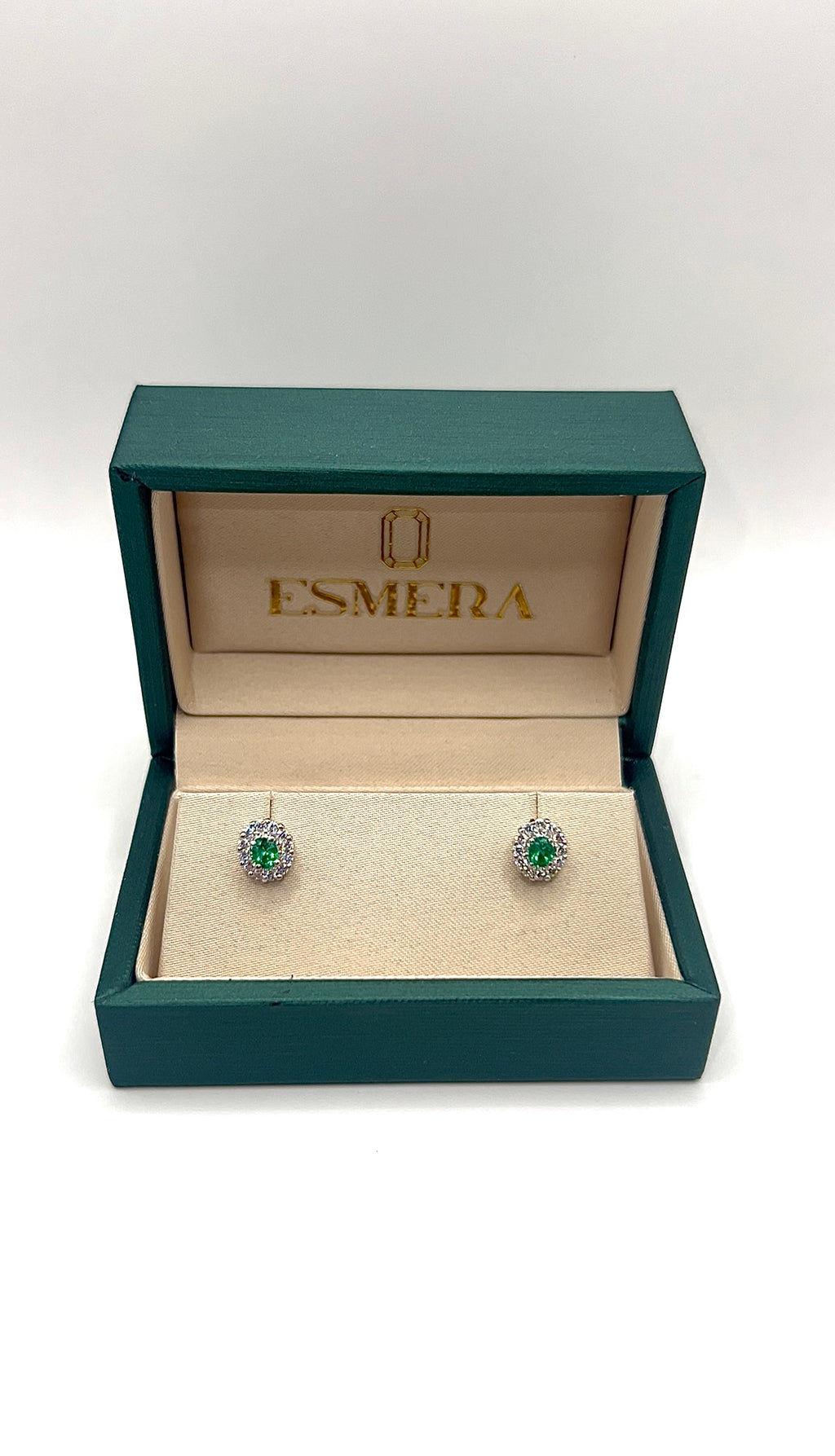Aretes Muzo Royale – Esmeraldas Colombianas Naturales Ovaladas con Halo de Diamantes en Oro Blanco 18k