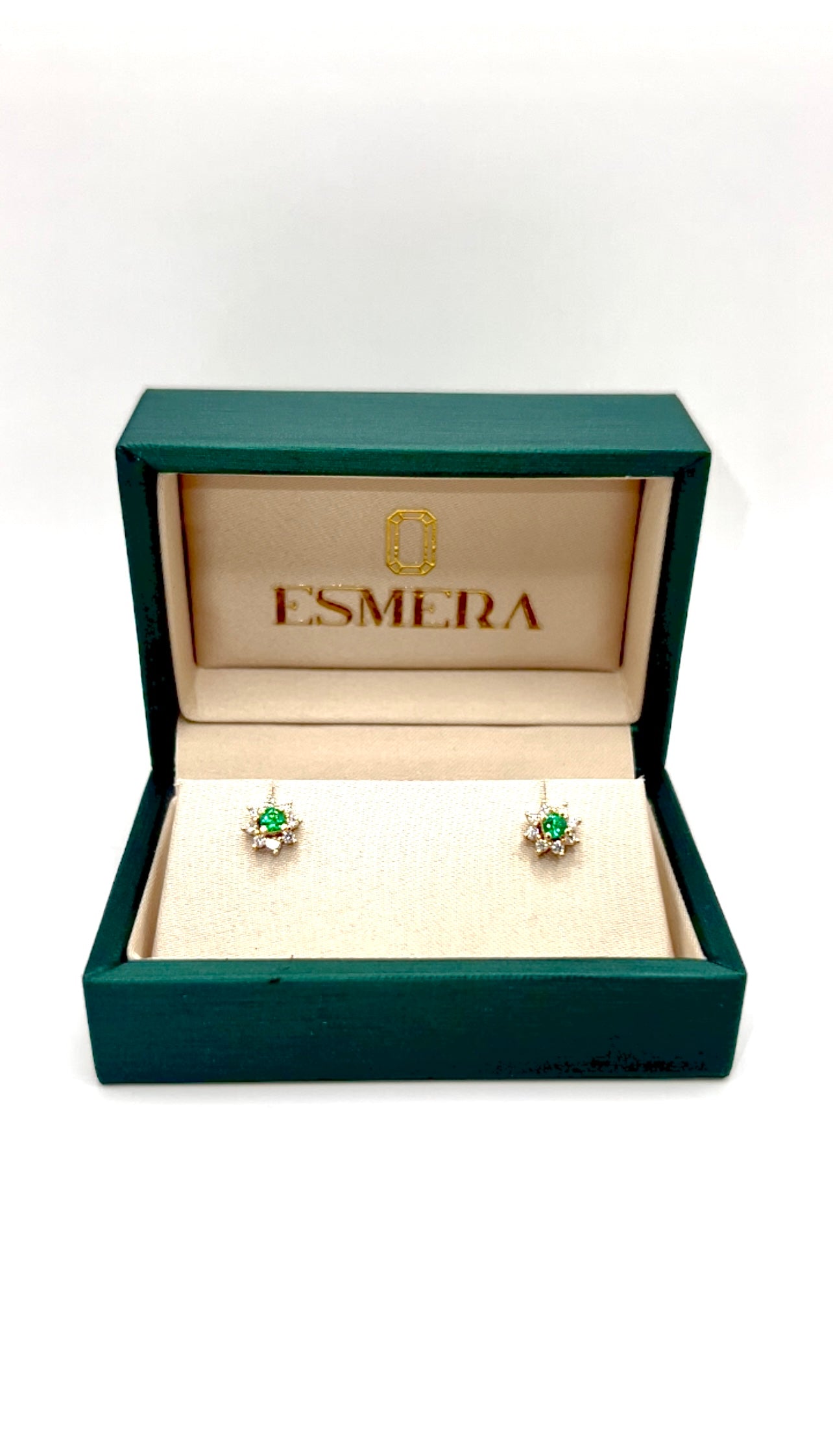 Studs Jaquets Fiore – Esmeraldas Colombianas con Halo Floral de Diamantes Desmontable en Oro Amarillo 18k