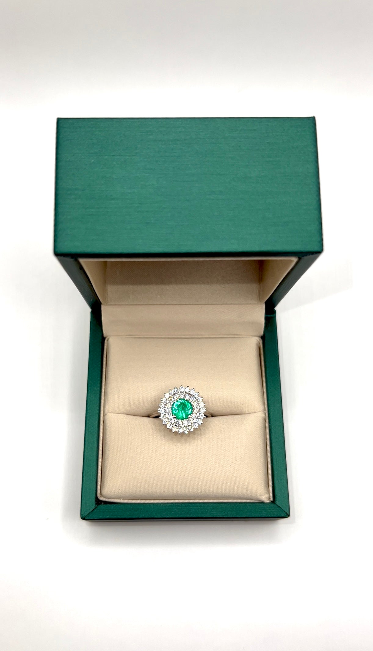 Anillo Alas de Mariposa – Esmeralda Colombiana con Efecto Gota de Aceite y Doble Halo de Diamantes