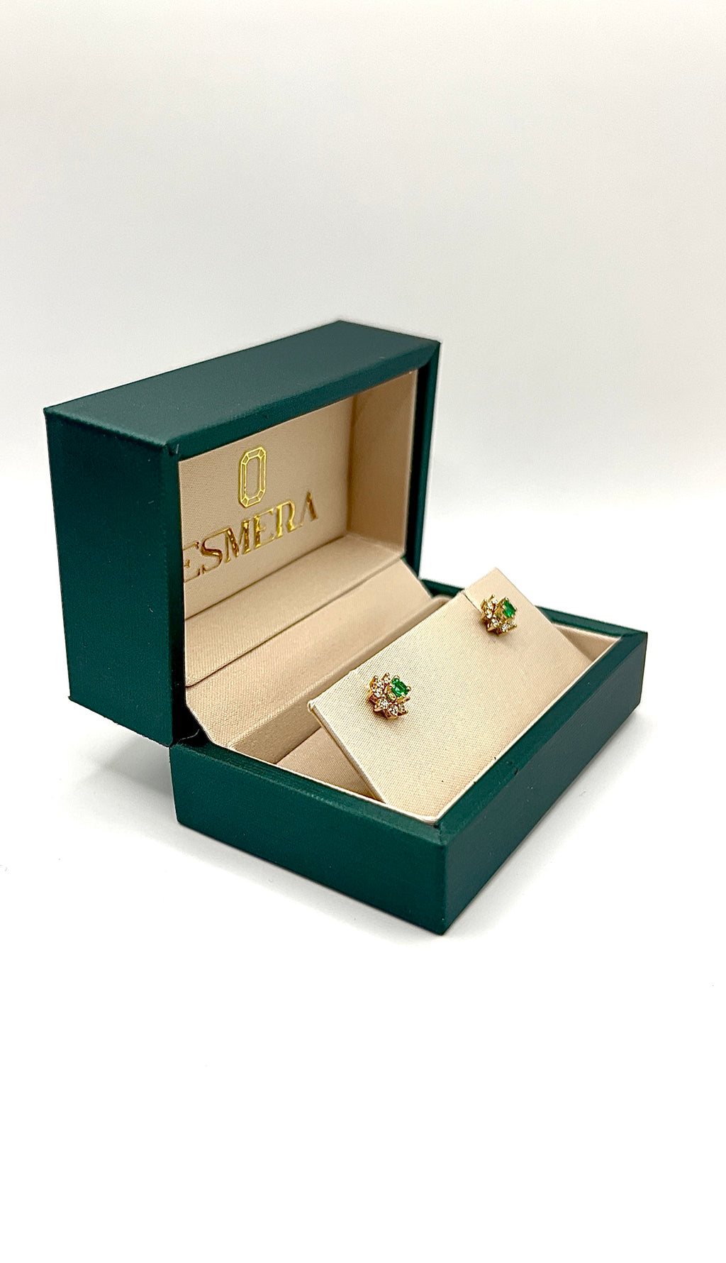 Studs Jaquets Fiore – Esmeraldas Colombianas con Halo Floral de Diamantes Desmontable en Oro Amarillo 18k