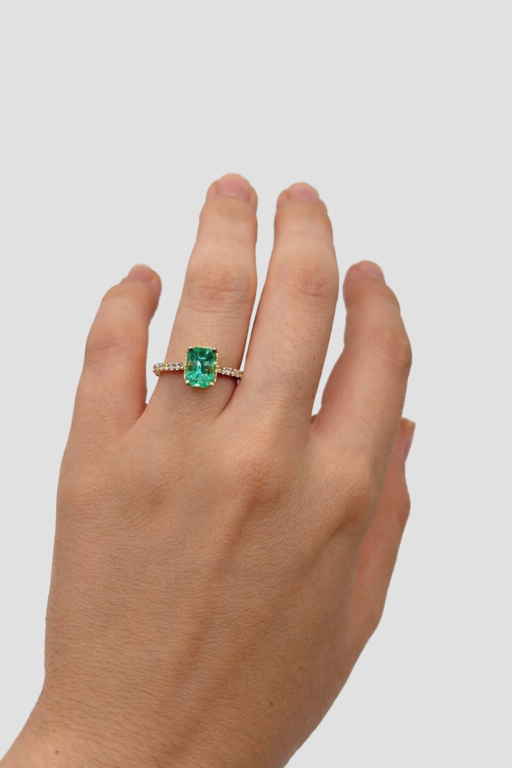 Anillo Verde Eterno – Esmeralda Colombiana Natural 1.75 ct Mina Muzo con Diamantes en Oro Amarillo 18k