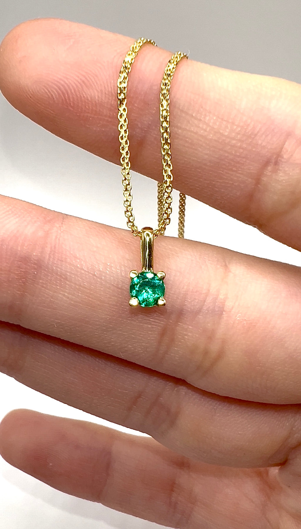 Dije Punto de Luz Esmeralda Muzo 4 mm – Esmeralda Colombiana Natural en Oro Amarillo 18k