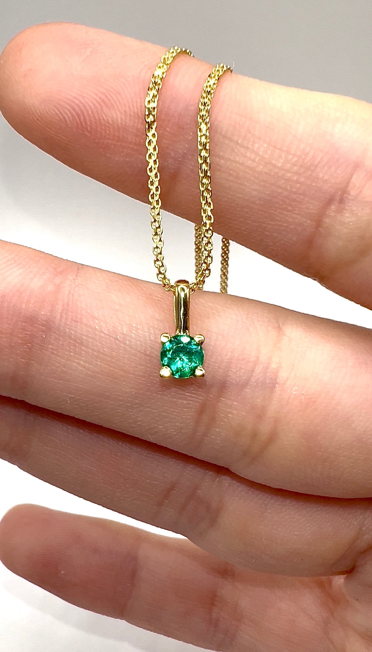 Dije Punto de Luz Esmeralda Muzo 4 mm – Esmeralda Colombiana Natural en Oro Amarillo 18k