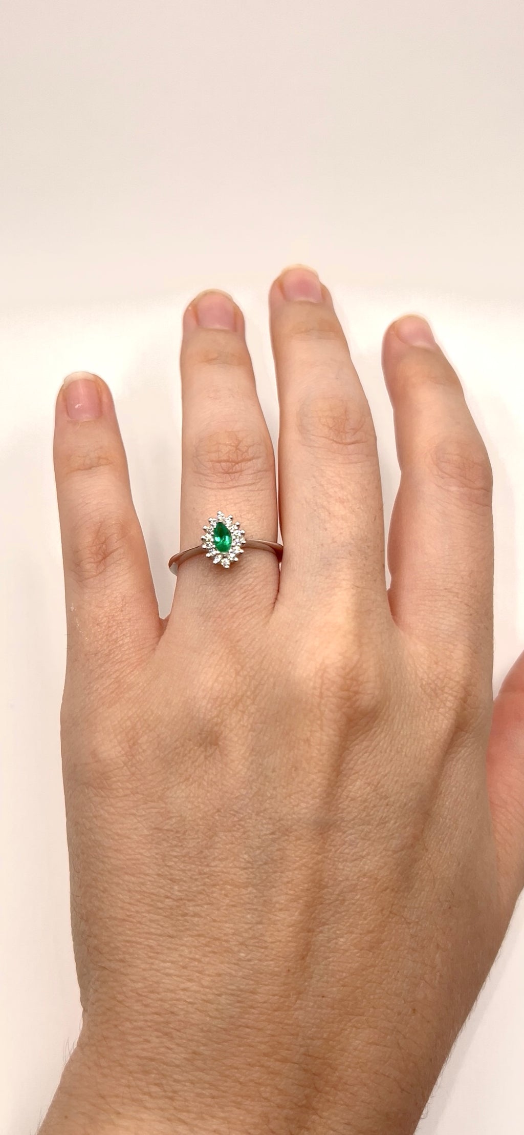 Anillo Marquís de Muzo – Esmeralda Colombiana Natural con Halo de Diamantes en Oro Blanco 18k