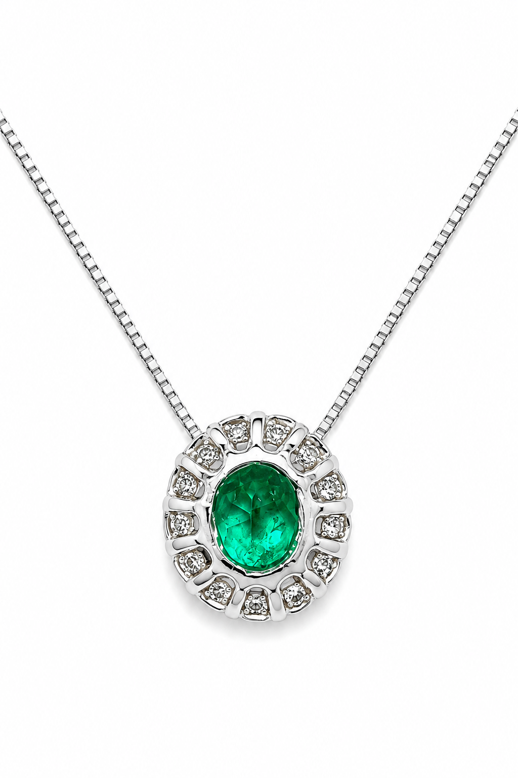 Dije Esmeralda Colombiana Ovalada con Halo de Diamantes – Mina Muzo 0.50 ct en Oro Blanco 18k