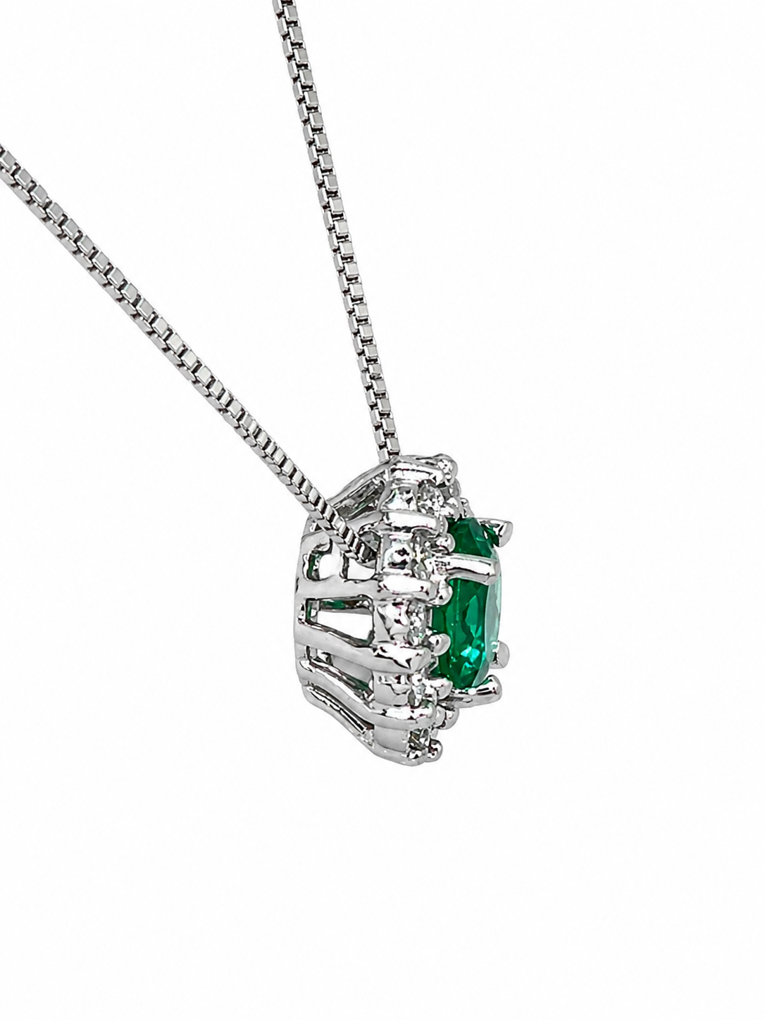 Dije Esmeralda Colombiana Ovalada con Halo de Diamantes – Mina Muzo 0.50 ct en Oro Blanco 18k