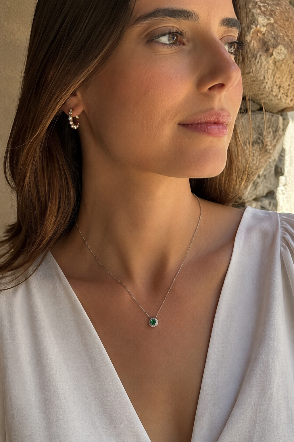 Dije Esmeralda Natural Muzo - Talla redonda 4 mm con halo de diamantes naturales en oro blanco 18k