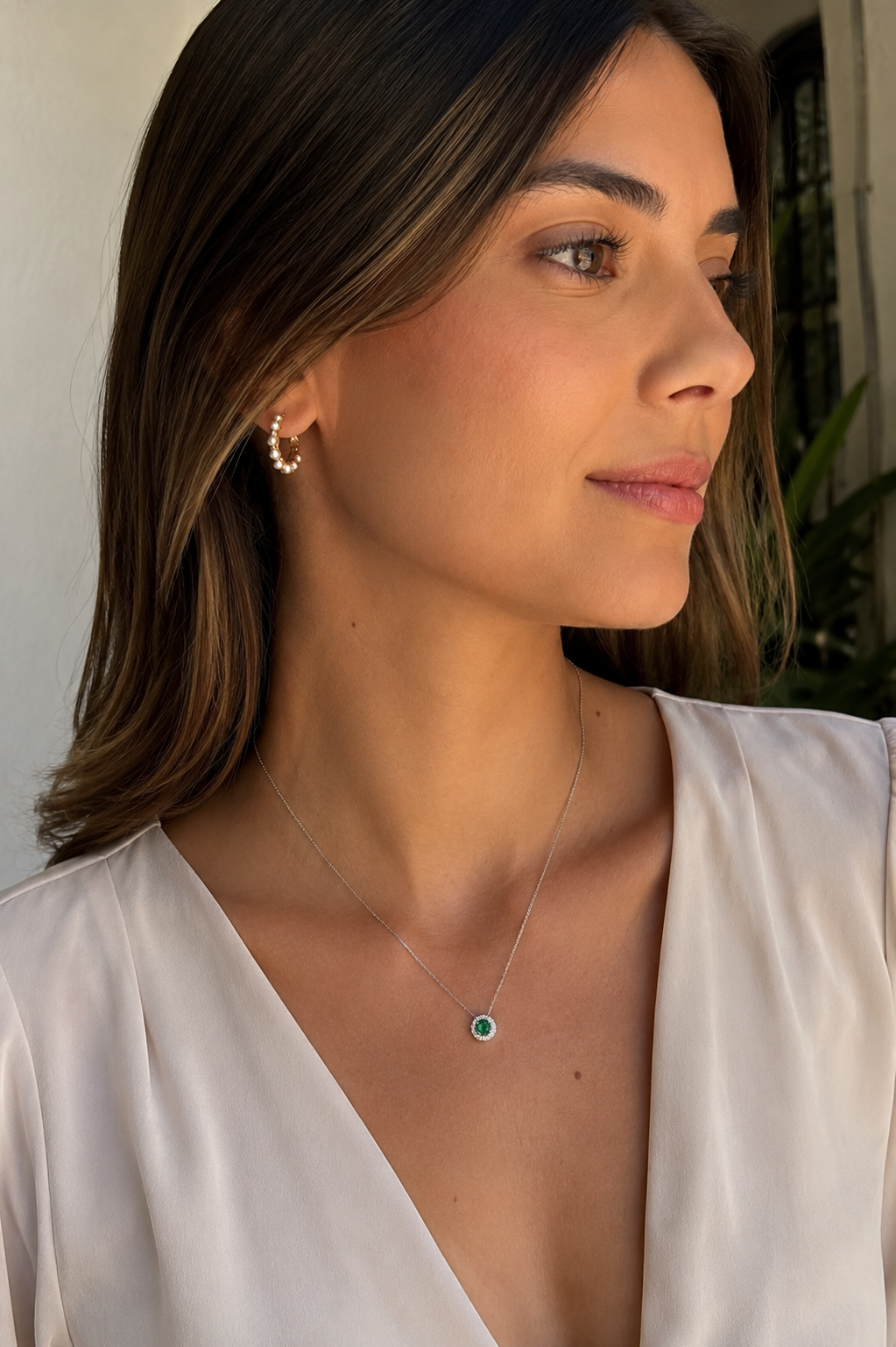 Dije Esmeralda Natural Muzo - Talla redonda 4 mm con halo de diamantes naturales en oro blanco 18k