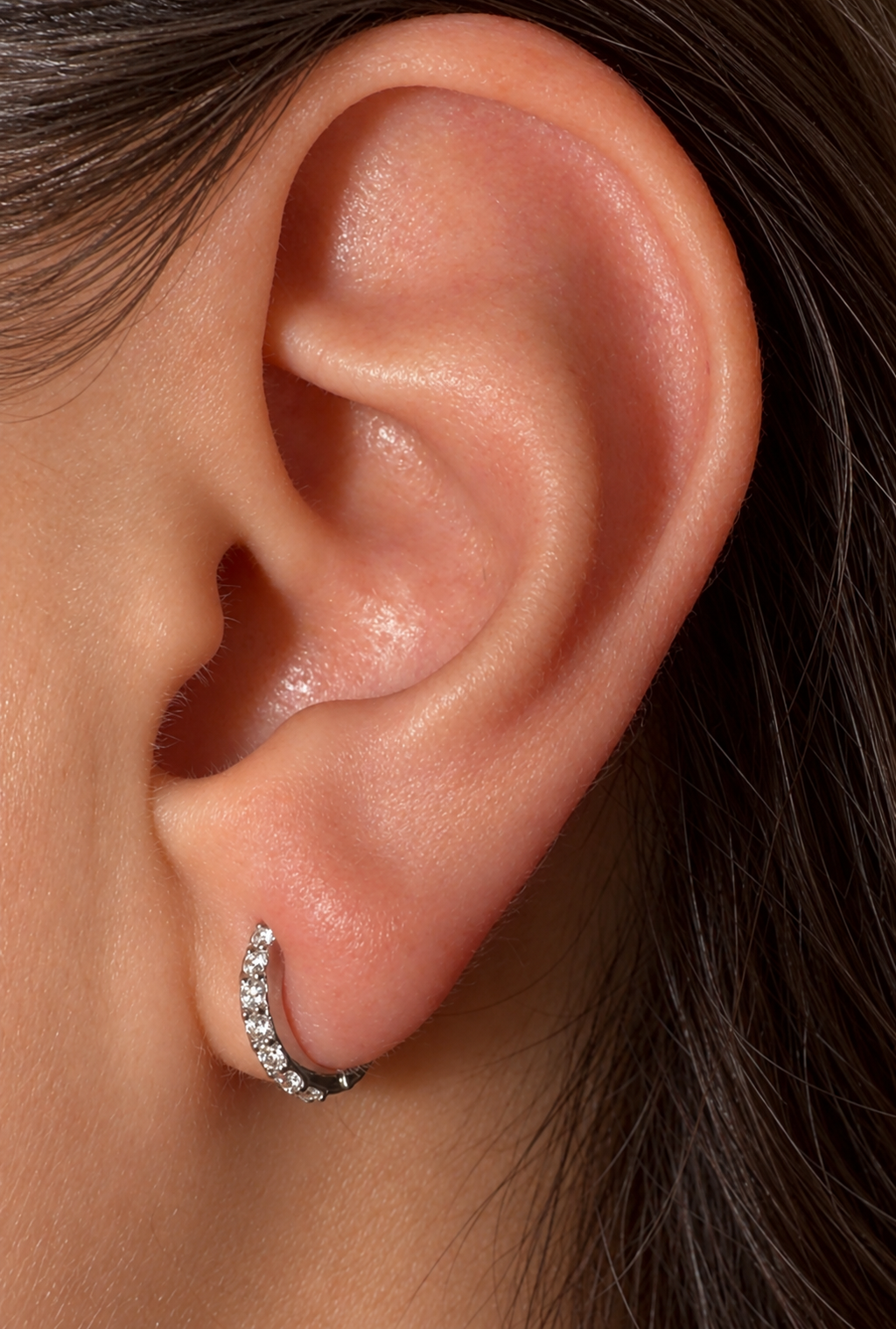 Minihoops de diamantes en oro blanco de 18k
