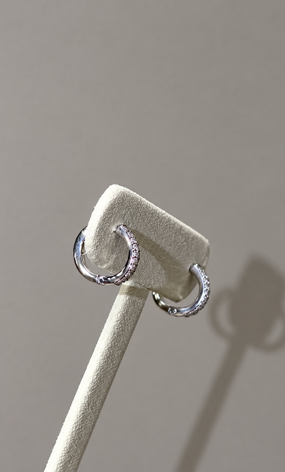 Minihoops de diamantes en oro blanco de 18k