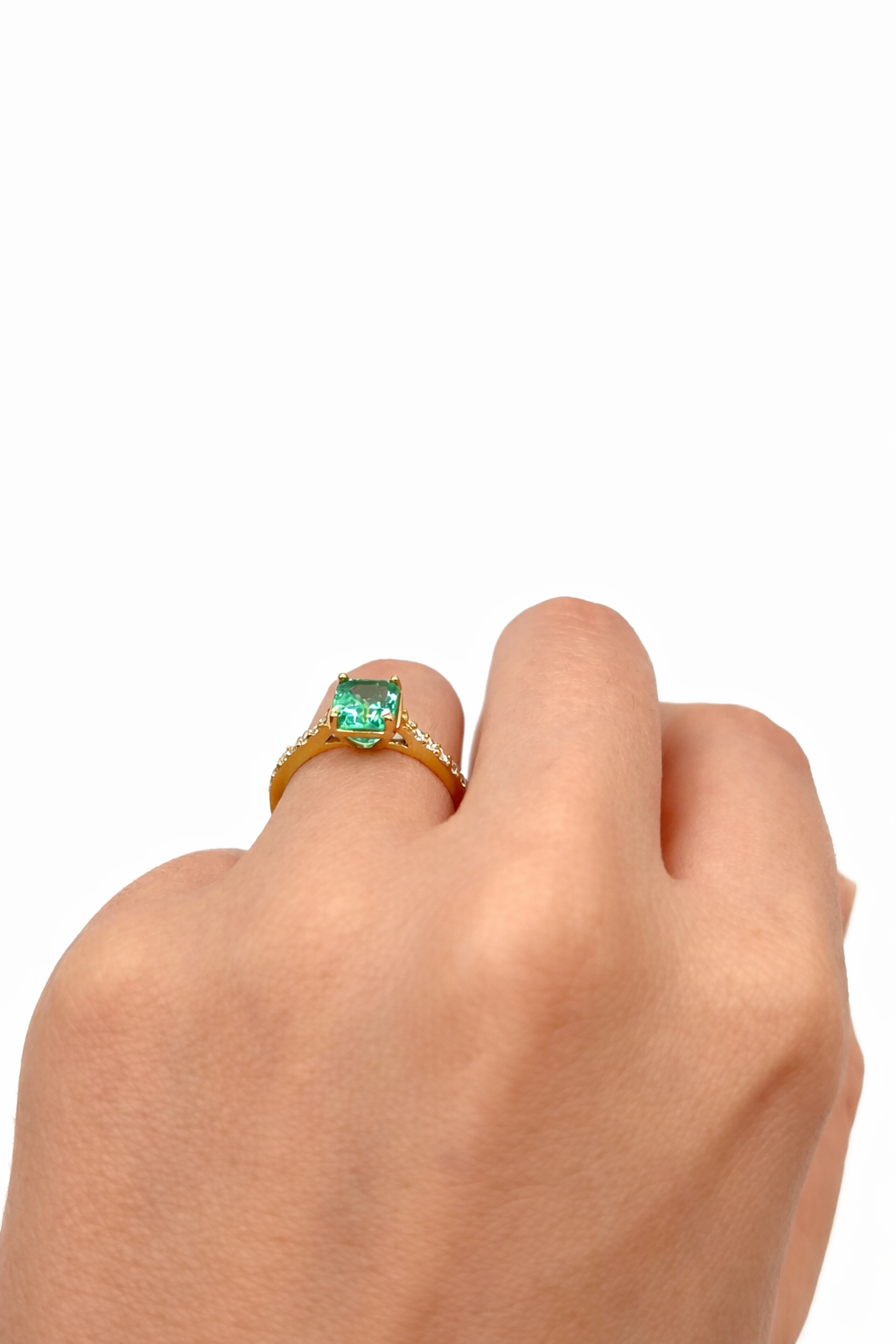 Anillo Verde Eterno – Esmeralda Colombiana Natural 1.75 ct Mina Muzo con Diamantes en Oro Amarillo 18k