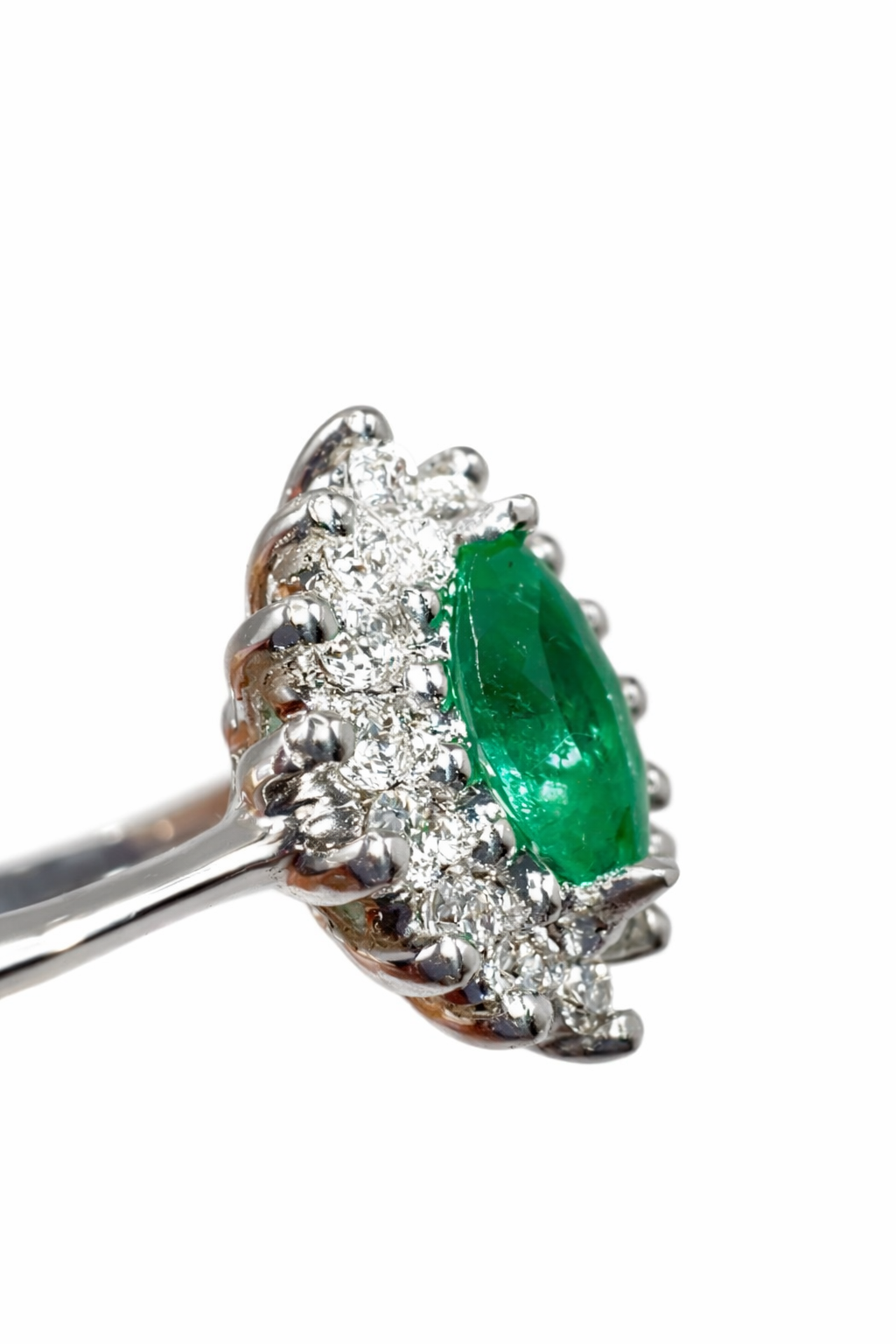 Anillo Marquís de Muzo – Esmeralda Colombiana Natural con Halo de Diamantes en Oro Blanco 18k
