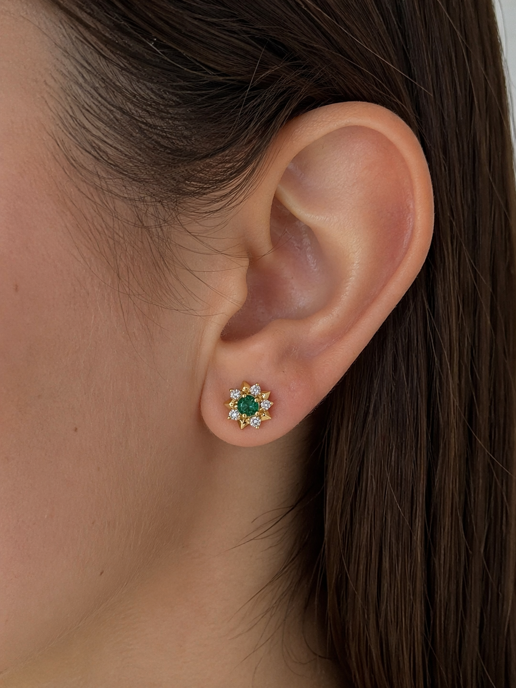 Studs Stellar – Esmeraldas Colombianas con Halo Estrella de Diamantes en Oro Amarillo 18k