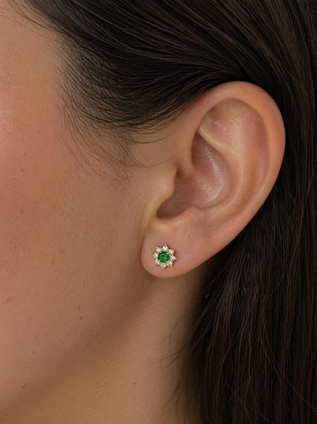Studs Jaquets Fiore – Esmeraldas Colombianas con Halo Floral de Diamantes Desmontable en Oro Amarillo 18k