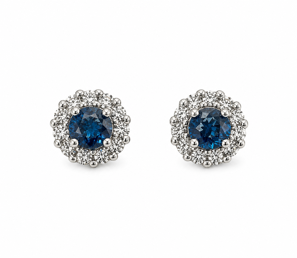 Aretes Studs Zafiro Azul con Halo de Diamantes – Zafiros Naturales en Oro Blanco 18k