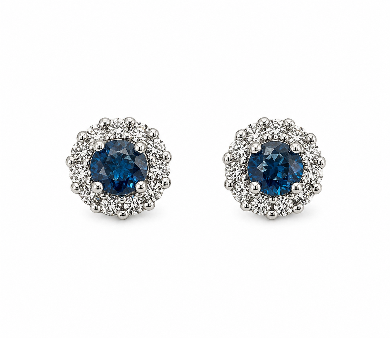 Aretes Studs Zafiro Azul con Halo de Diamantes – Zafiros Naturales en Oro Blanco 18k